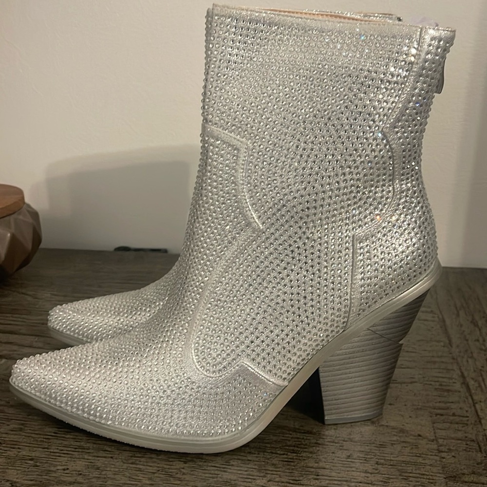 bling never worn these fit a person who wears a 10 comfortably